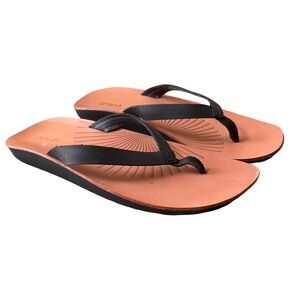 OluKai Women’s Iwi Leather Flip Flops